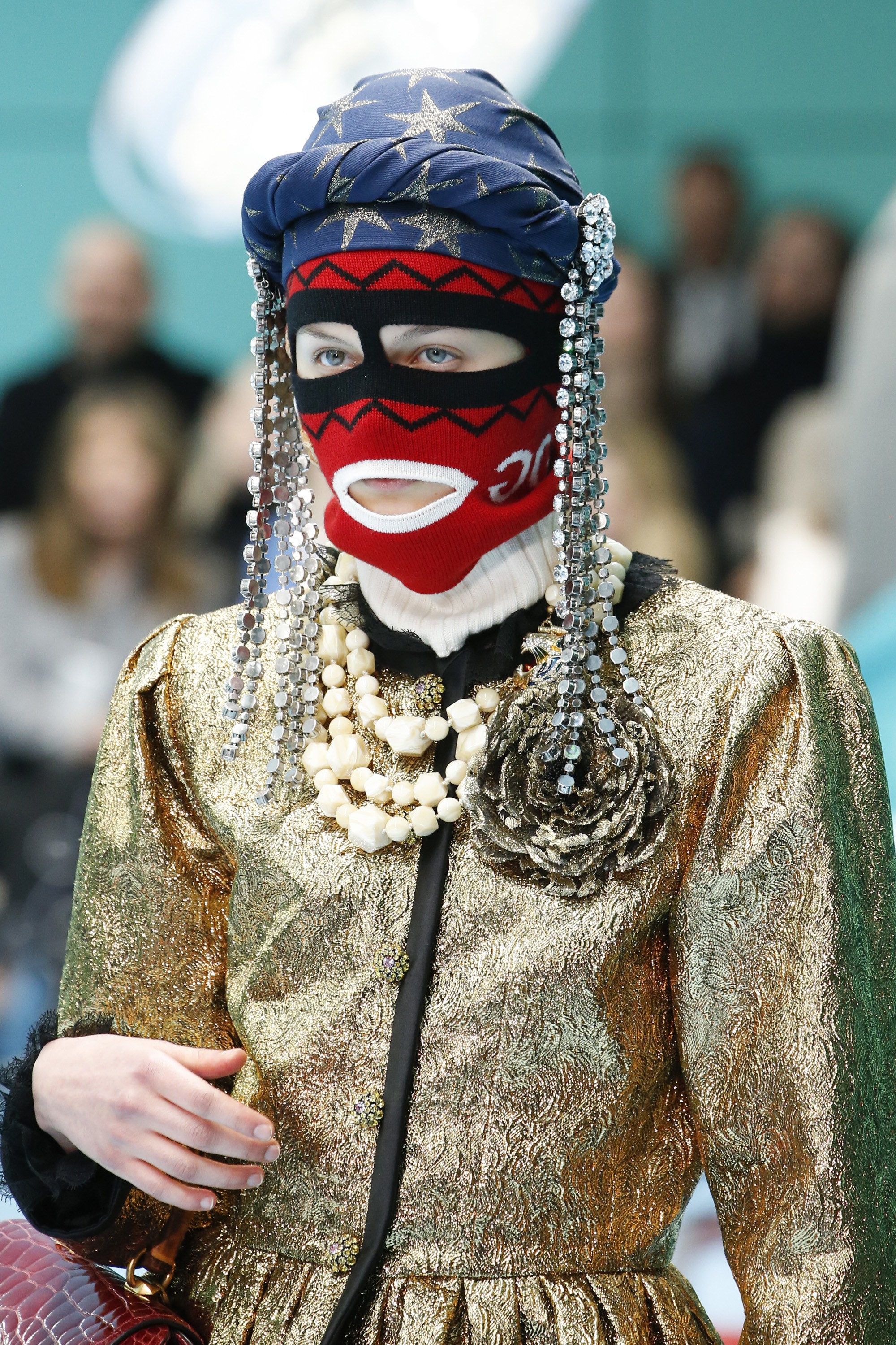 Show mới của Gucci dị quên lối về: Người mẫu ôm... thủ cấp để catwalk, kẻ lại vác nguyên con rồng